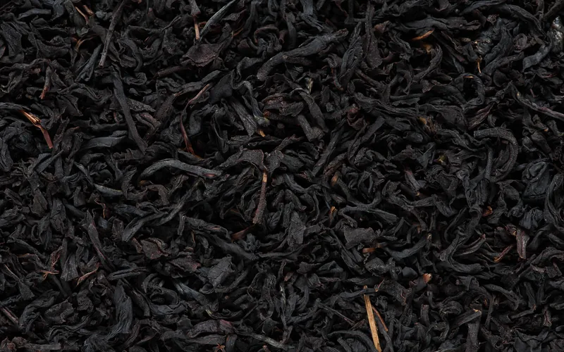 Lose schwarze Teeblätter in Nahaufnahme